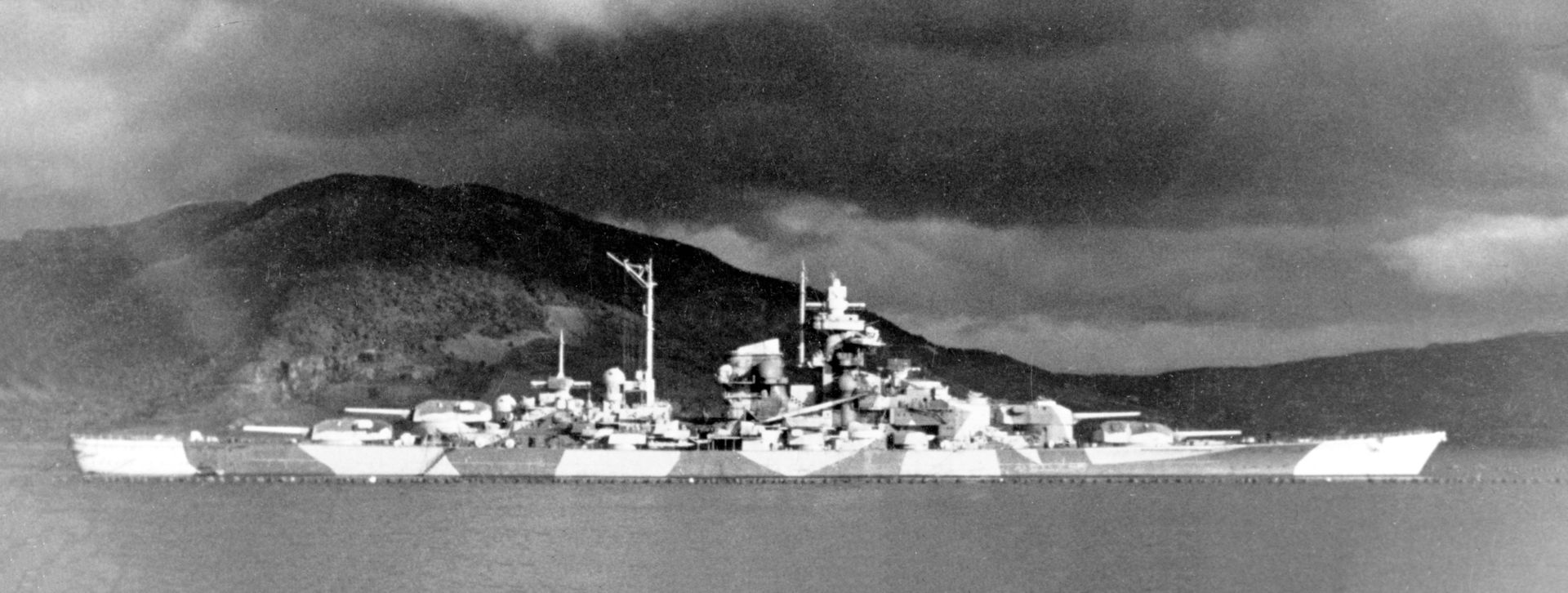Pancernik Tirpitz z widocznymi sieciami antytorpedowymi. 