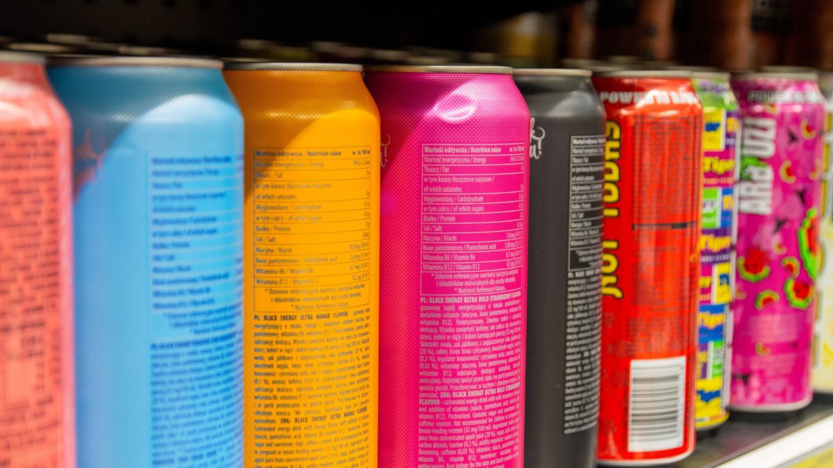 Gorzów Wielkopolski, 29.12.2023. Napoje energetyczne sprzedawane w jednym ze sklepów w Gorzowie Wielkopolskim, 29 bm. Od 1 stycznia 2024 r. wchodzi zakaz sprzedaży energetyków osobom niepełnoletnim. W szkołach i automatach nie będzie już można kupić napojów zawierających duże stężenia kofeiny i tauryny. Sprzedawcy w sklepach będą zobowiązani weryfikować wiek osoby chcącej nabyć taki produkt. Za uchybienia będą groziły wysokie grzywny. (amb) PAP/Małgorzata Sawoch