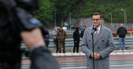 Most otwarty od miesięcy, ale premier i tak go "otwiera". Politolog: nic w tym dziwnego