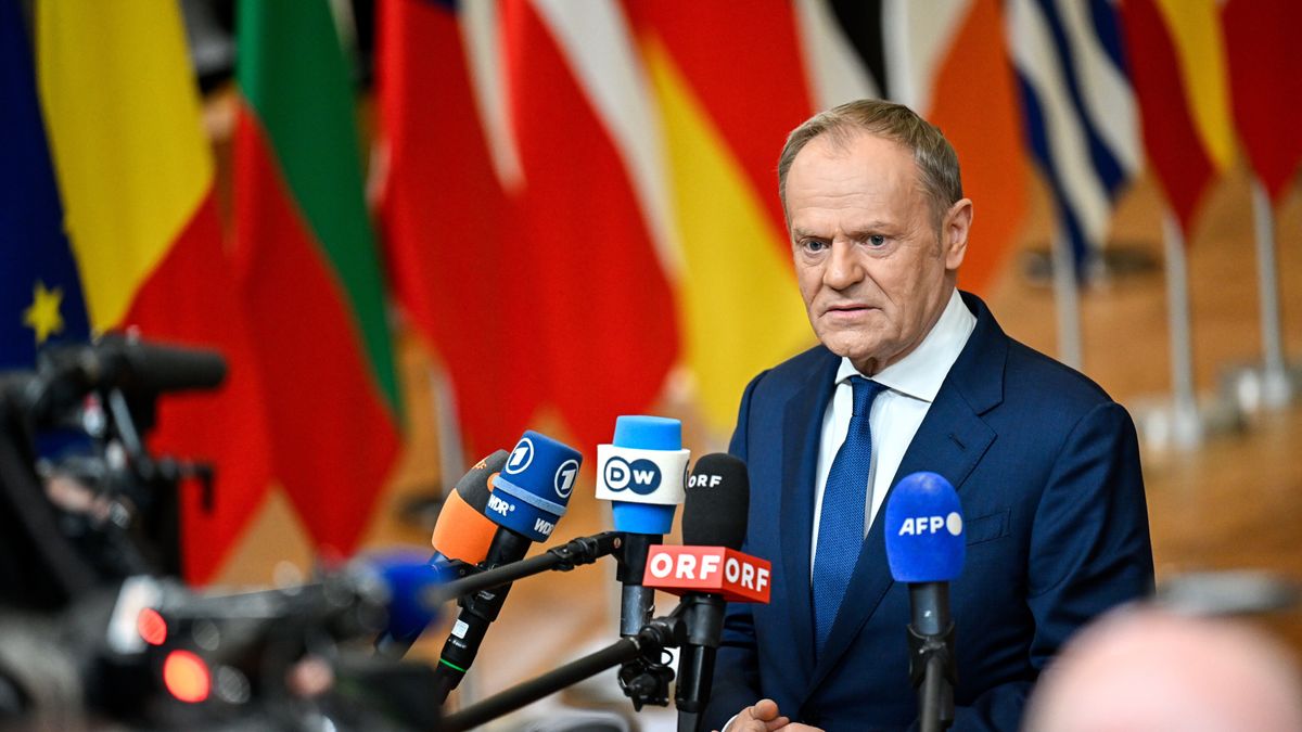 Bruksela, Belgia, 22.01.2026. Premier RP Donald Tusk rozmawia z mediami przed rozpoczęciem posiedzenia Rady Europejskiej w Brukseli, 22 bm. Premier Tusk weźmie udział w nadzwyczajnym posiedzeniu Rady Europejskiej ws. Grenlandii. (jm) PAP/Wiktor Dąbkowski