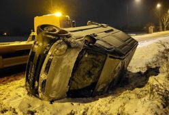 Wpadł w poślizg, po chwili bus leżał na boku w rowie