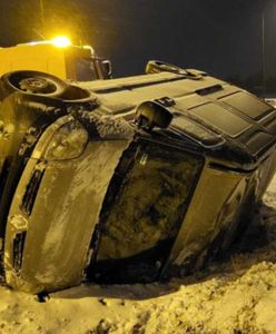 Wpadł w poślizg, po chwili bus leżał na boku w rowie