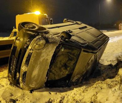 Wpadł w poślizg, po chwili bus leżał na boku w rowie