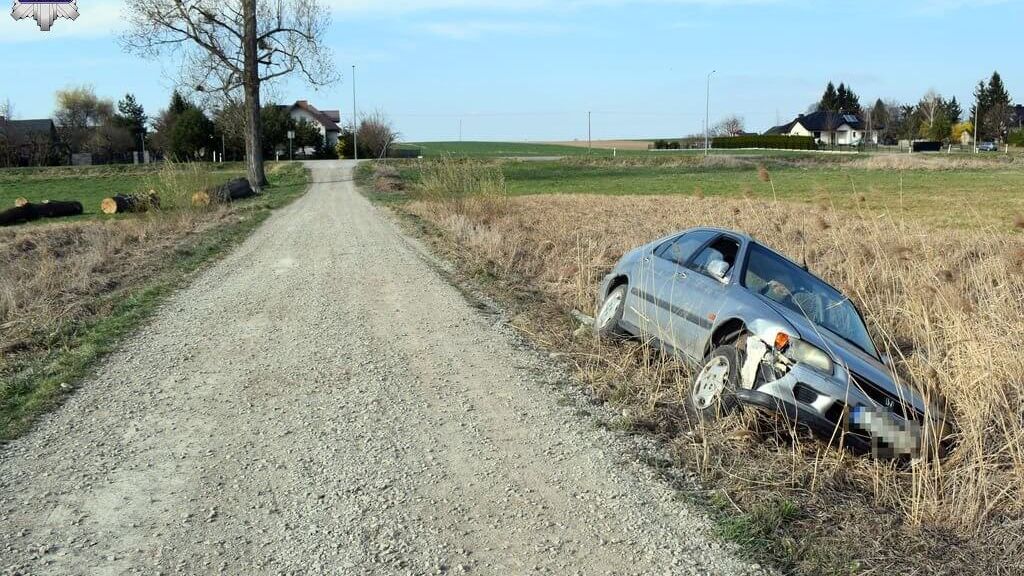 Samochód wjechał do rowu. Zatrzymał się na betonowym przepuście