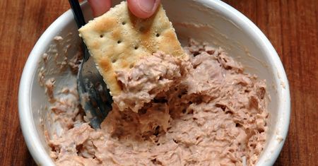 Wymieszaj z tuńczykiem i nałóż na chleb. Kremowa pasta kanapkowa jeszcze lepsza niż jajeczna