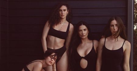 Dziś Demi Moore ma 58 lat. Reklamuje bikini z córkami