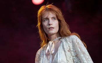 Florence Welch wspomina poronienie. "Byłam na krawędzi śmierci"