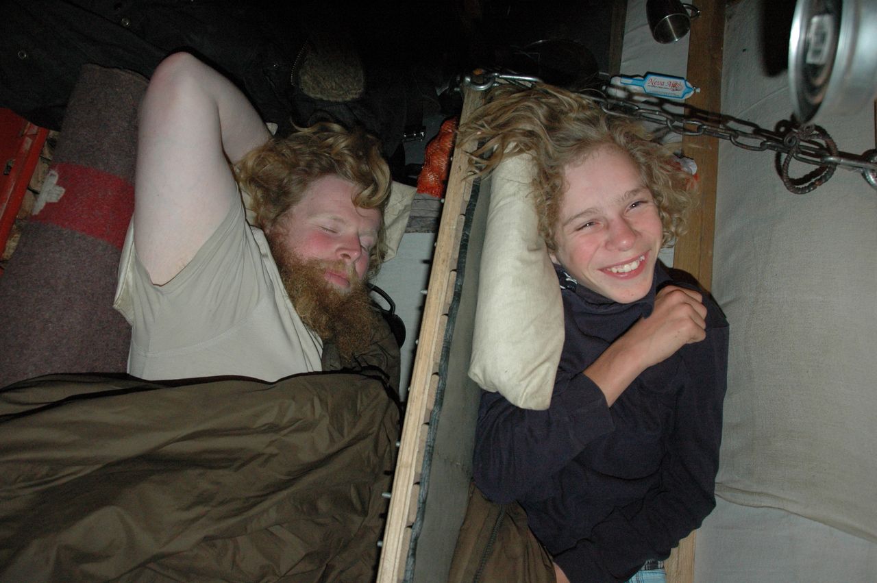 Daniel i Julian na swoich łóżkach w Zielonym Powozie 