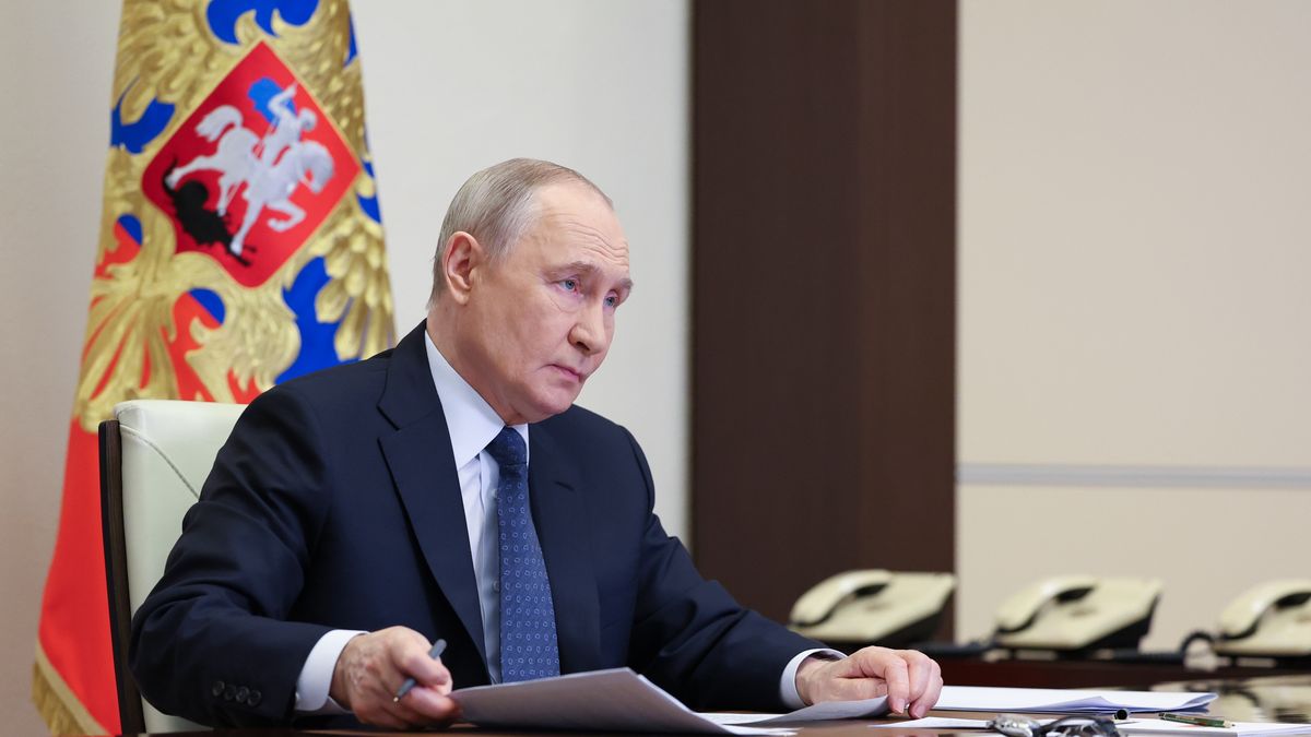 Russian President Vladimir Putin holds a meeting to discuss the situation in Dagestan hit by severe flood via videoconference at the Novo-Ogaryovo state residence outside Moscow, Russia, 07 April 2026. EPA/ALEXANDER KAZAKOV / SPUTNIK / KREMLIN POOL MANDATORY CREDIT Dostawca: PAP/EPA.