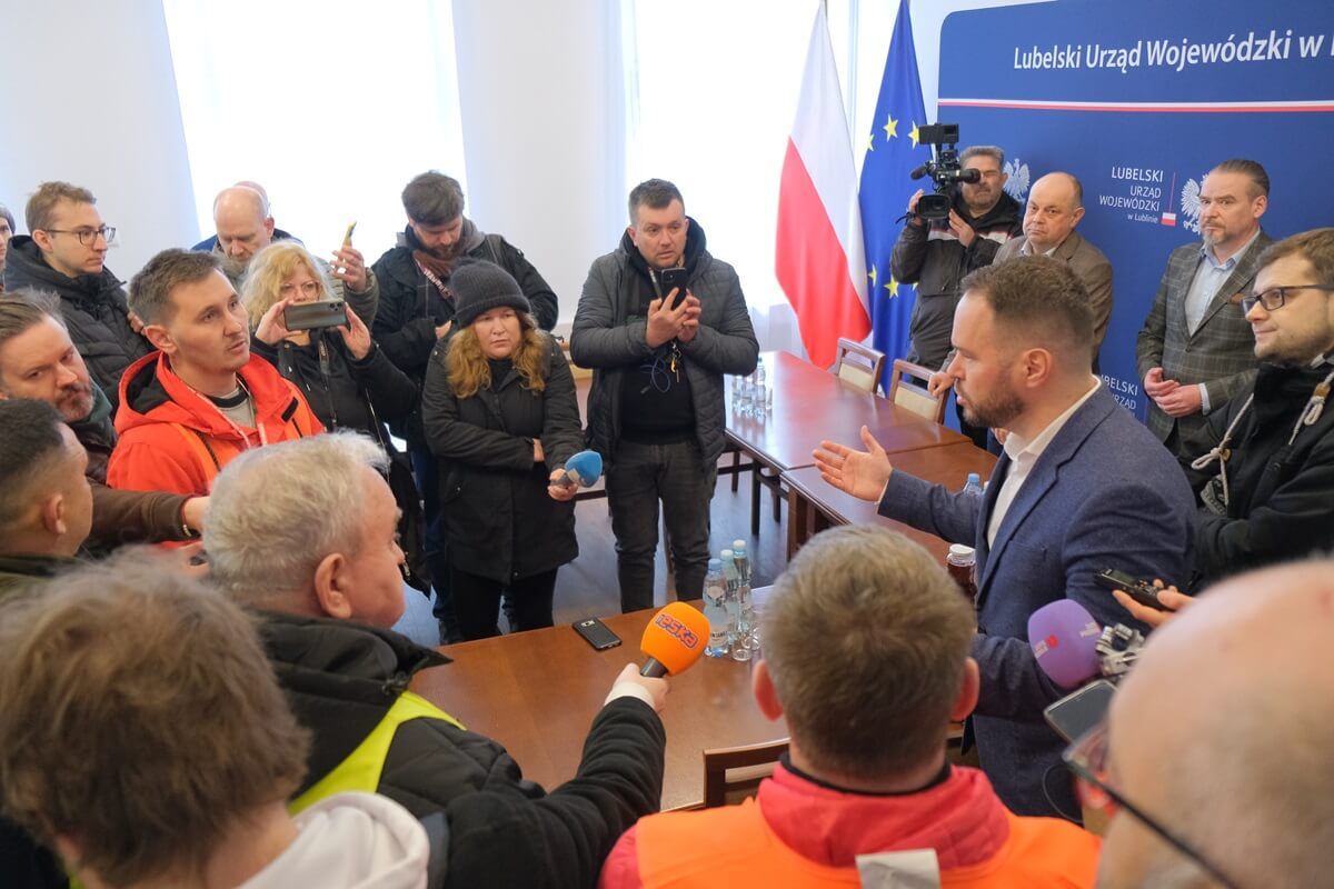 Protest rolników przed Lubelskim Urzędem Wojewódzkim w Lublinie