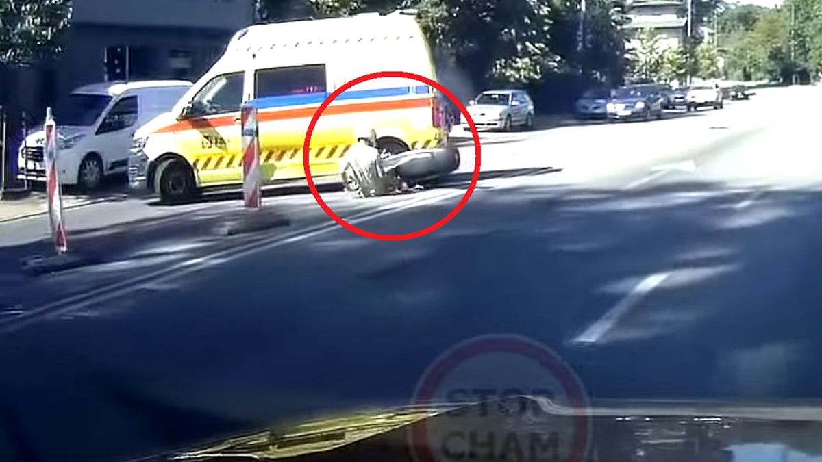Kierowca skutera uderzył w karetkę, która skręcała w lewo 