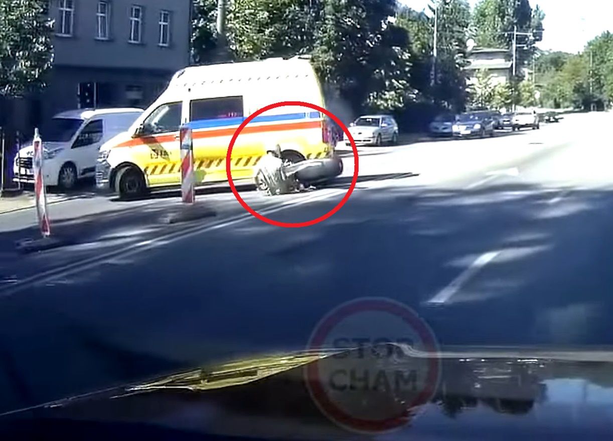 Kierowca skutera uderzył w karetkę, która skręcała w lewo 