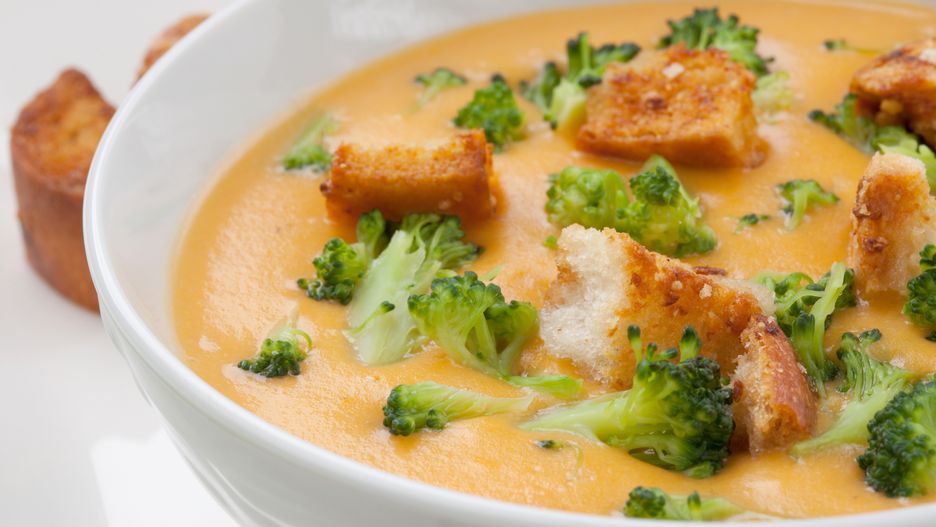 Zupa serowa z dodatkiem grzanek