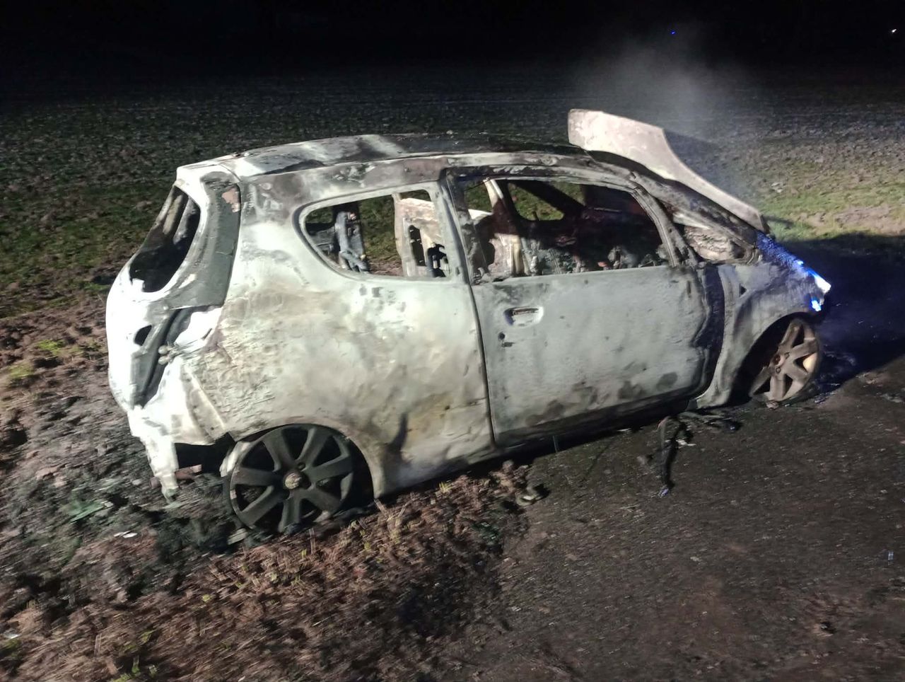 Pożar samochodu w Bądkowie Jeziornym – nocna akcja służb na DW 559