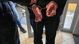27-latek miał dość uciekania przed policją. Spakował się i zgłosił na komendę do zaległej odsiadki