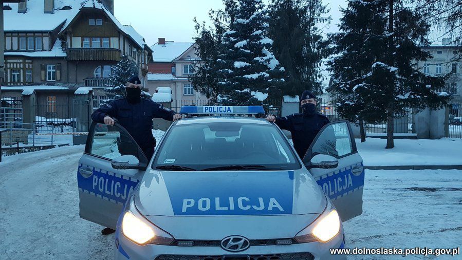 Kłodzko. Policjanci uratowali wyziębionego mężczyznę. Leżał w śniegu