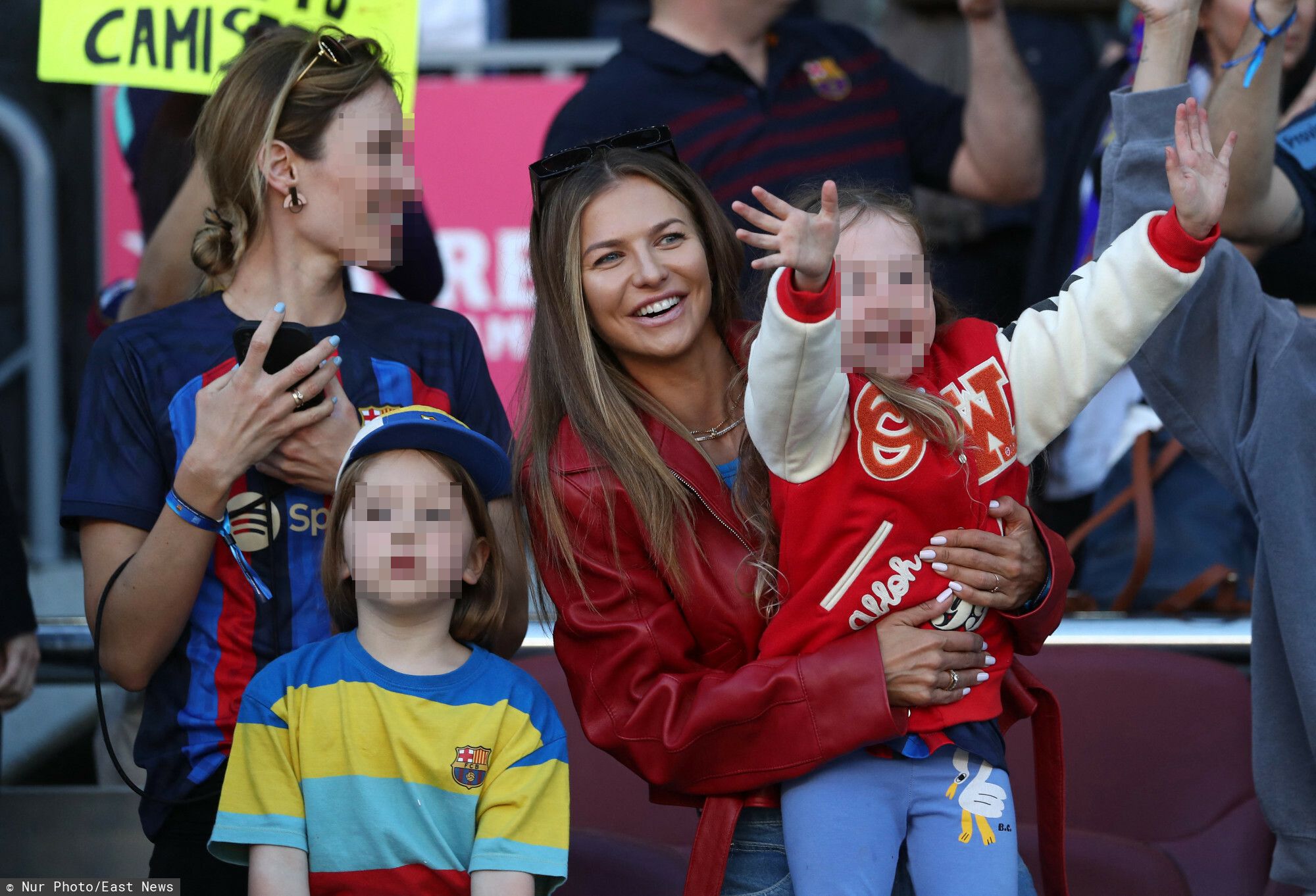 Anna Lewandowska z Klarą na meczu