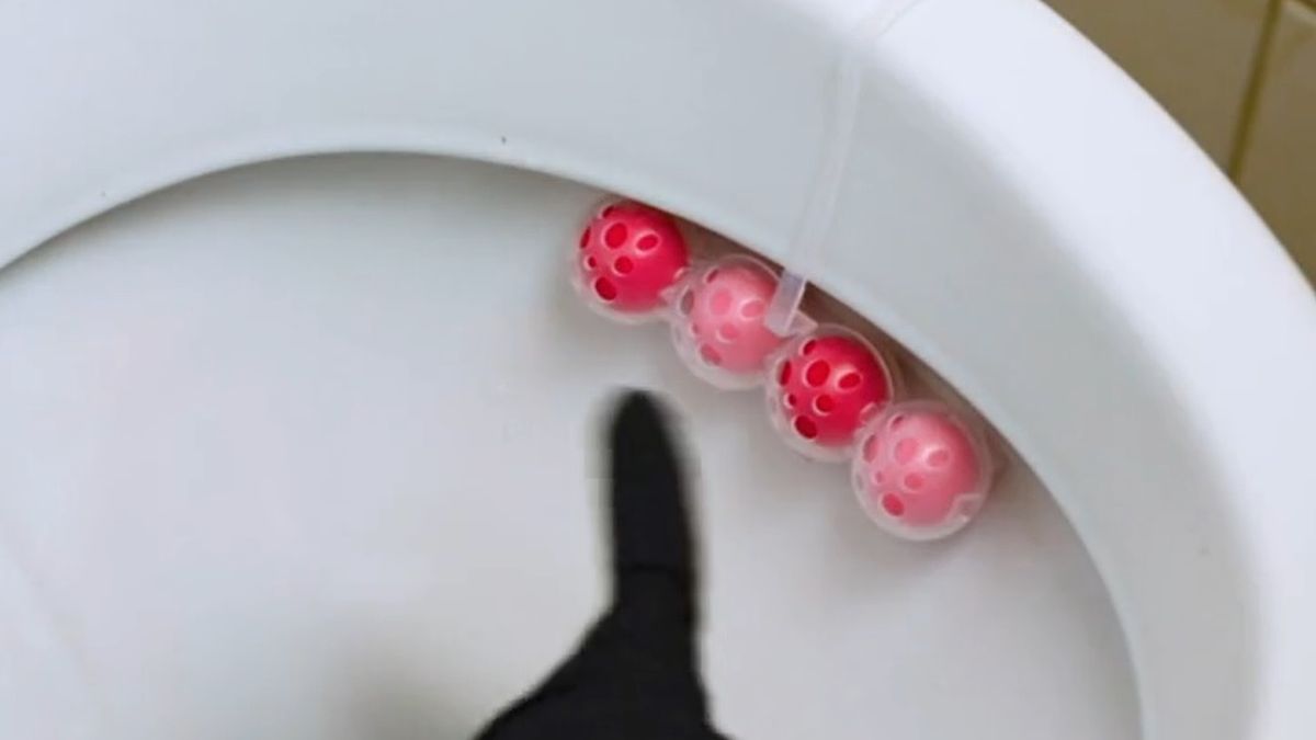 Jak poprawnie zawiesić kostkę do WC? Większość ludzi robi to źle