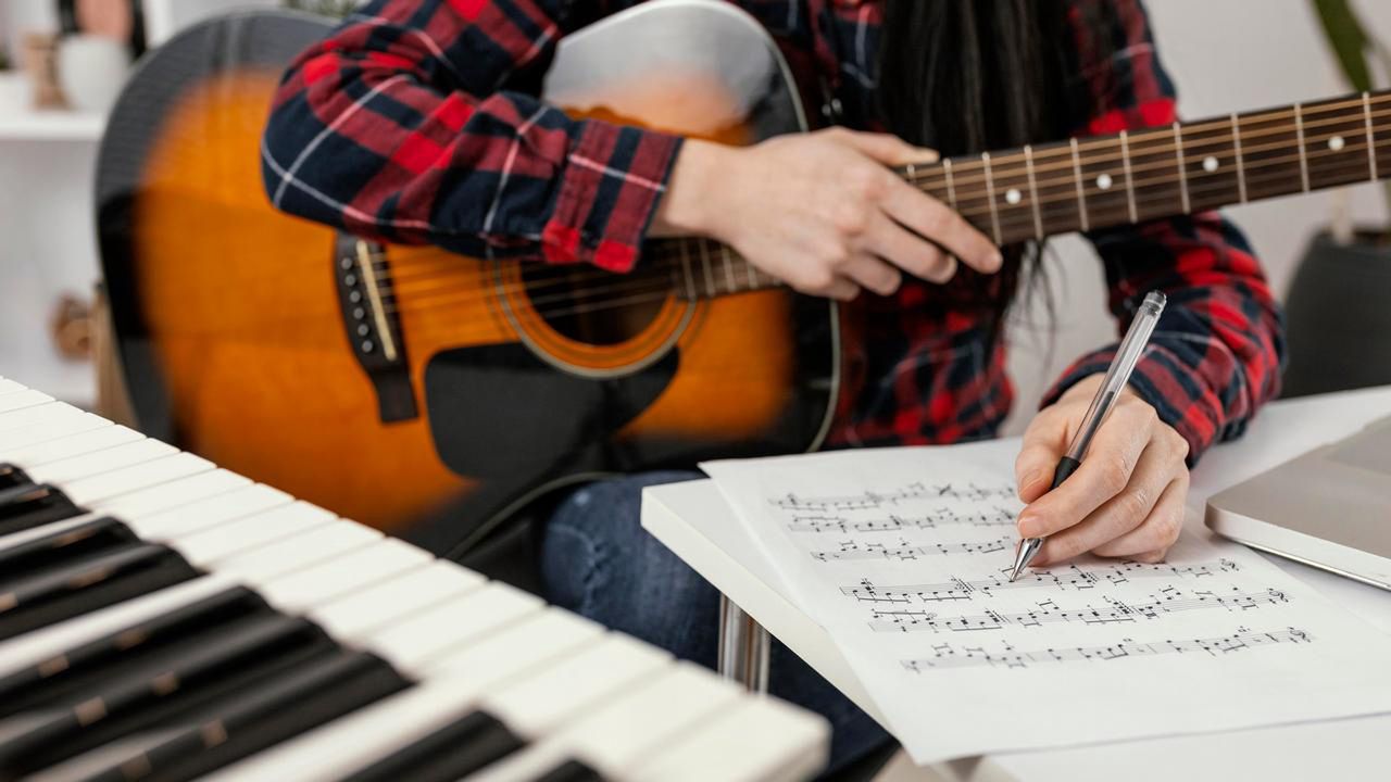 Nauka gry na gitarze: samodzielnie czy z nauczycielem?