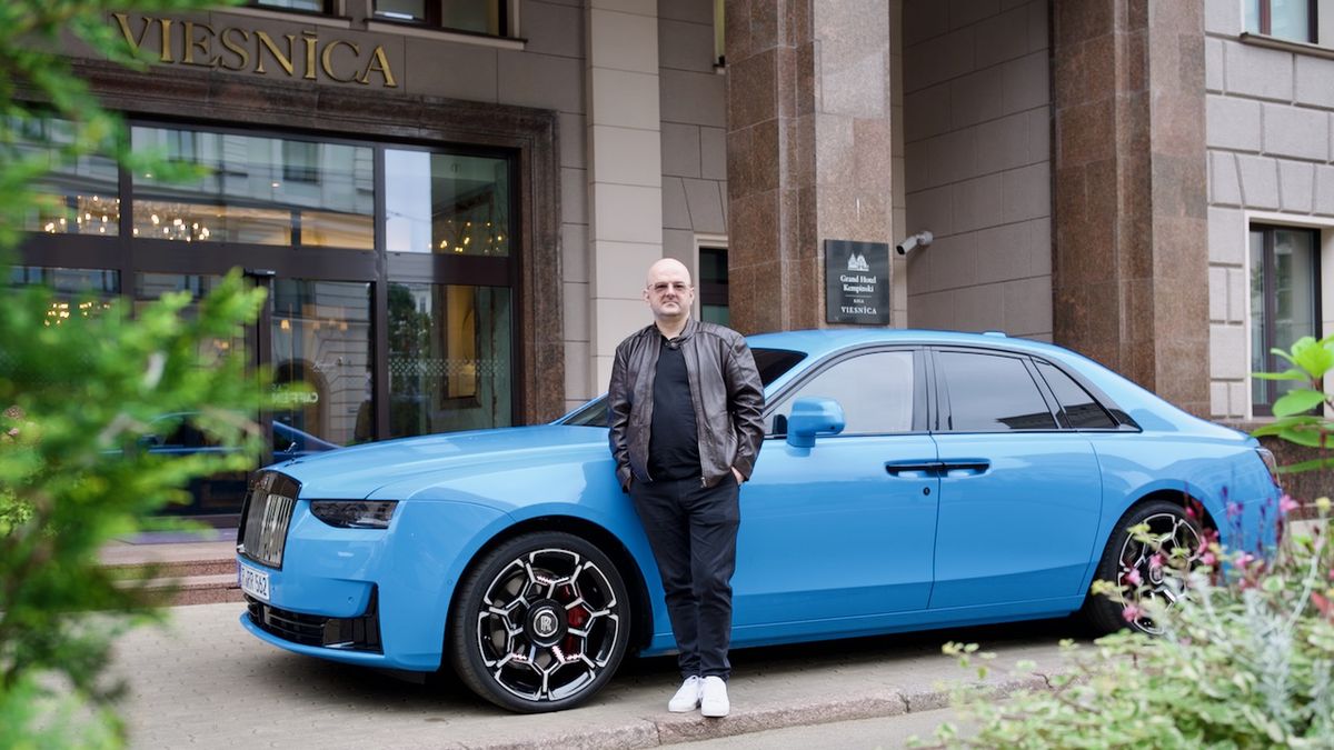 Rolls-Royce Black Badge Ghost