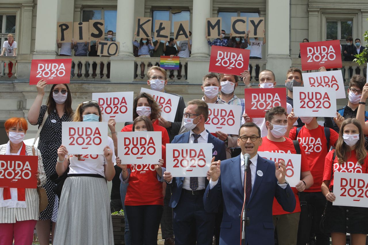 Niezręczny napis podczas wizyty Mateusza Morawieckiego w Poznaniu. "PiS to kłamcy"