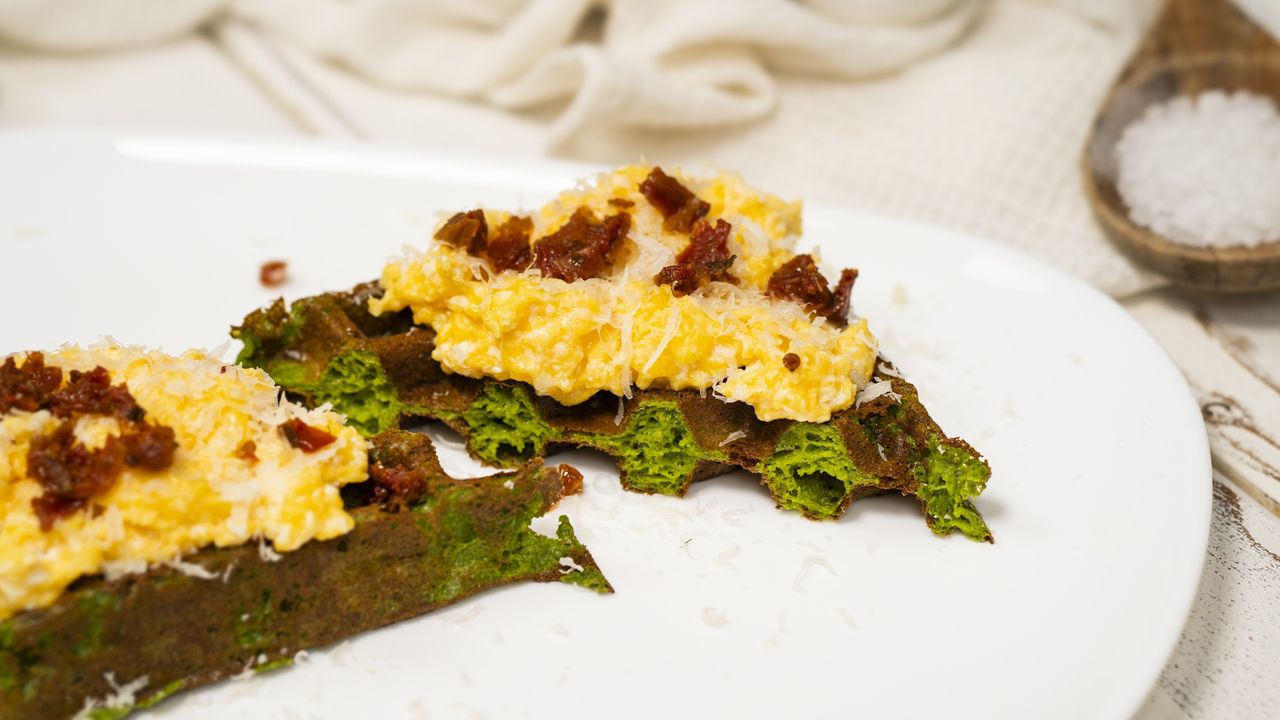 Gdy na stole pojawiają się zielone gofry z jajecznicą, nikogo nie trzeba namawiać do jedzenia