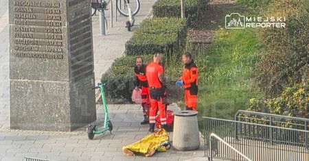 Akcja ratunkowa w centrum Warszawy. 85-latek zmarł przy wyjściu z "Patelni"