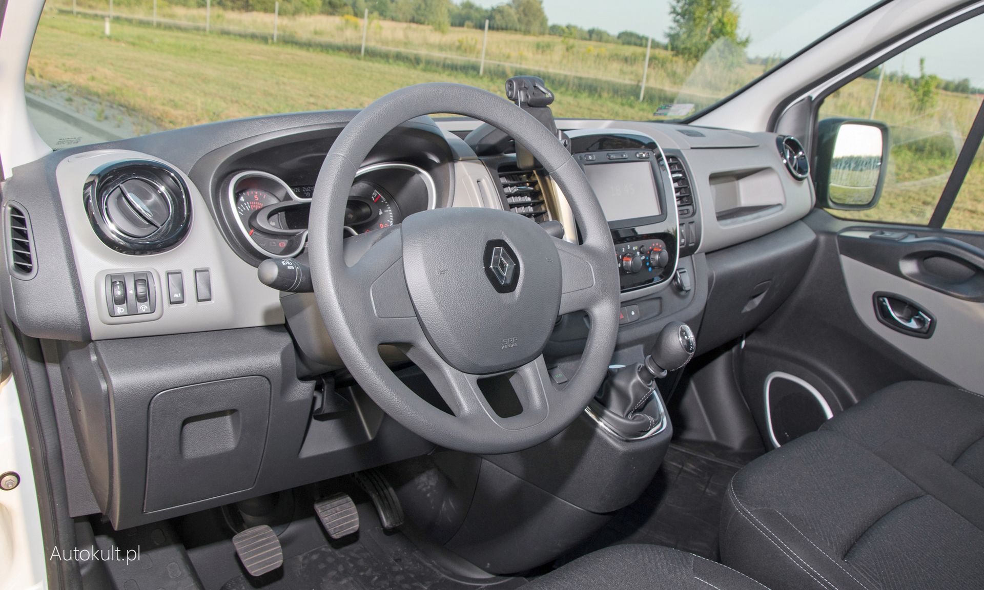 Deska rozdzielcza dość typowa dla modeli Renault poprzedniej generacji. Brakuje dobrego schowka na smartfon.