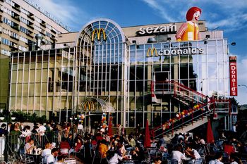 Pierwszy McDonald's w Polsce. Tłumy na otwarciu i rekord świata