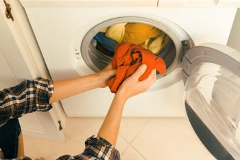 Dodaj łyżeczkę do prania. Nigdy nie zrobisz inaczej