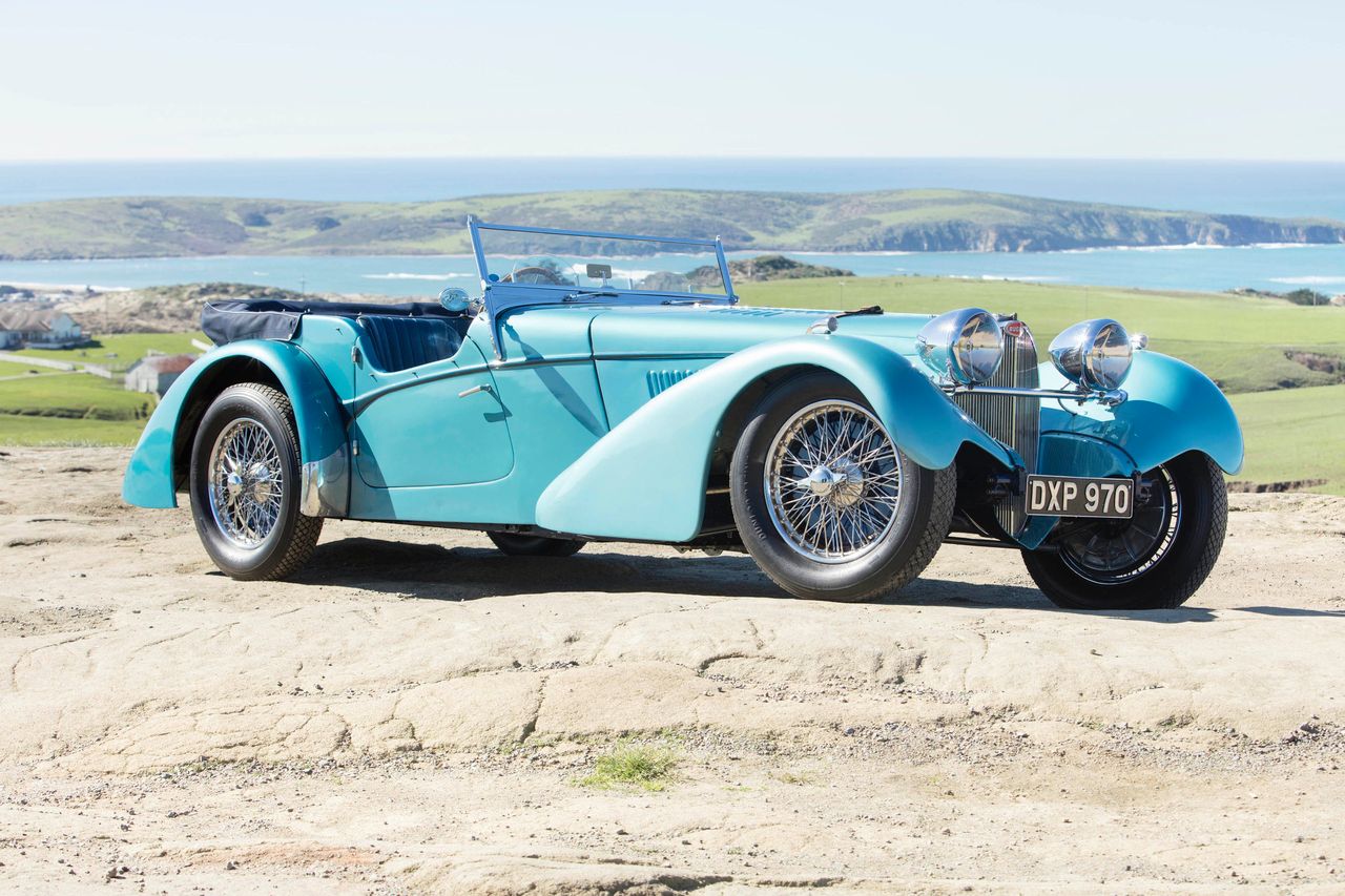 Piękny Sports Tourer ma karoserię zbudowaną przez Vanden Plas. Wóz ten zadebiutował w 1937 roku w Nowym Jorku. Pod jego maską pracuje 3,3-litrowe V8, które rozwija około 200 KM przy 4500 rpm.