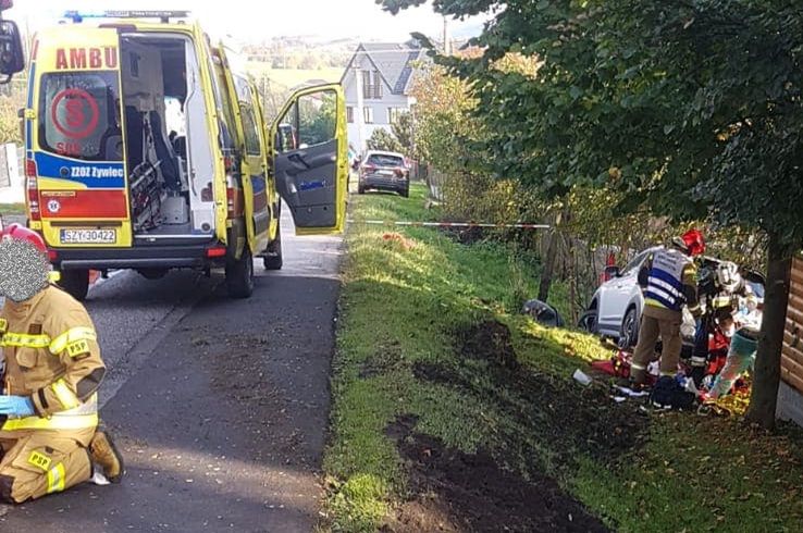 Śląskie. Zmarła dziewczynka potrącona w Gilowicach. W wypadku zginęła jej mama