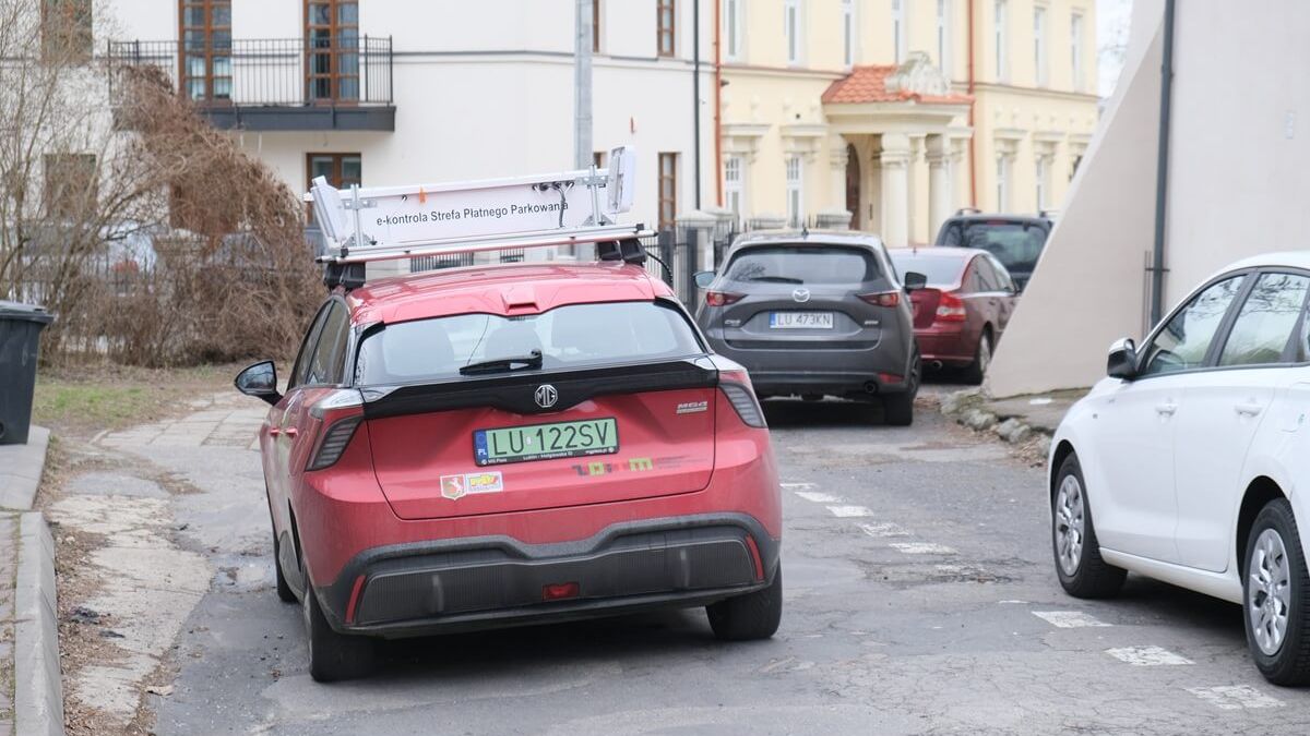 Samochód e-kontroli Strefy Płatnego Parkowania (SPP) w Lublinie