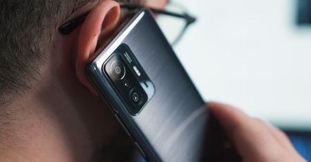 Dużo rozmawiasz przez telefon? O tych skutkach mogłeś nie mieć pojęcia