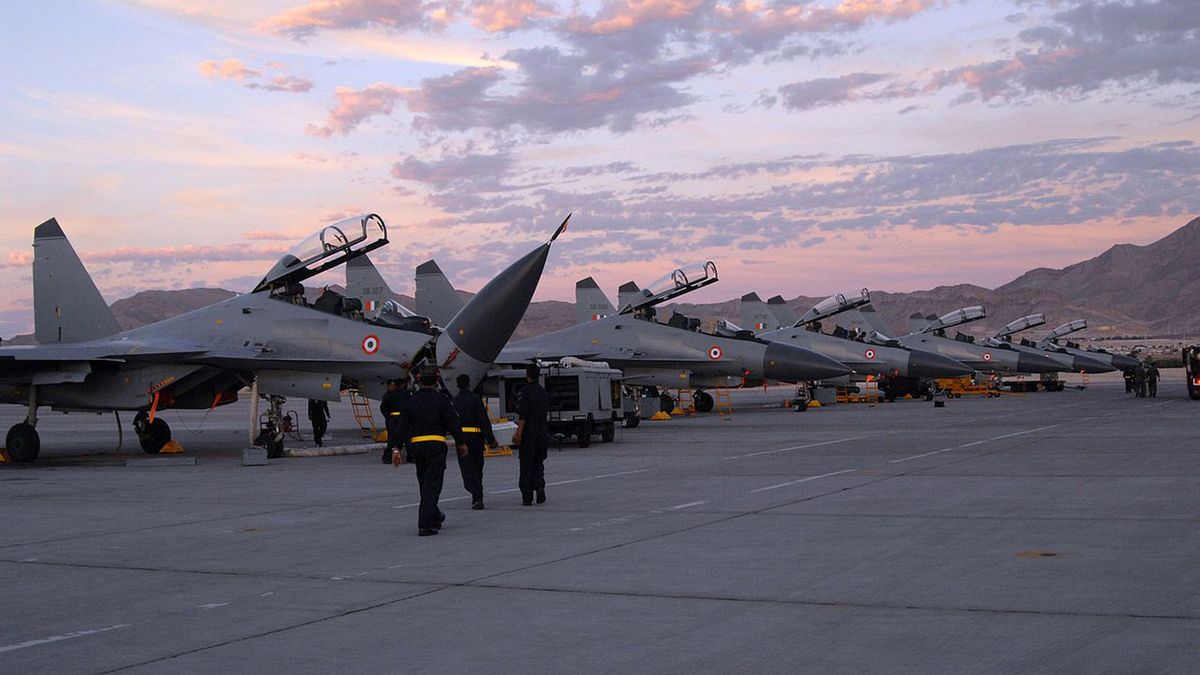 Su-30MKI na płycie lotniska