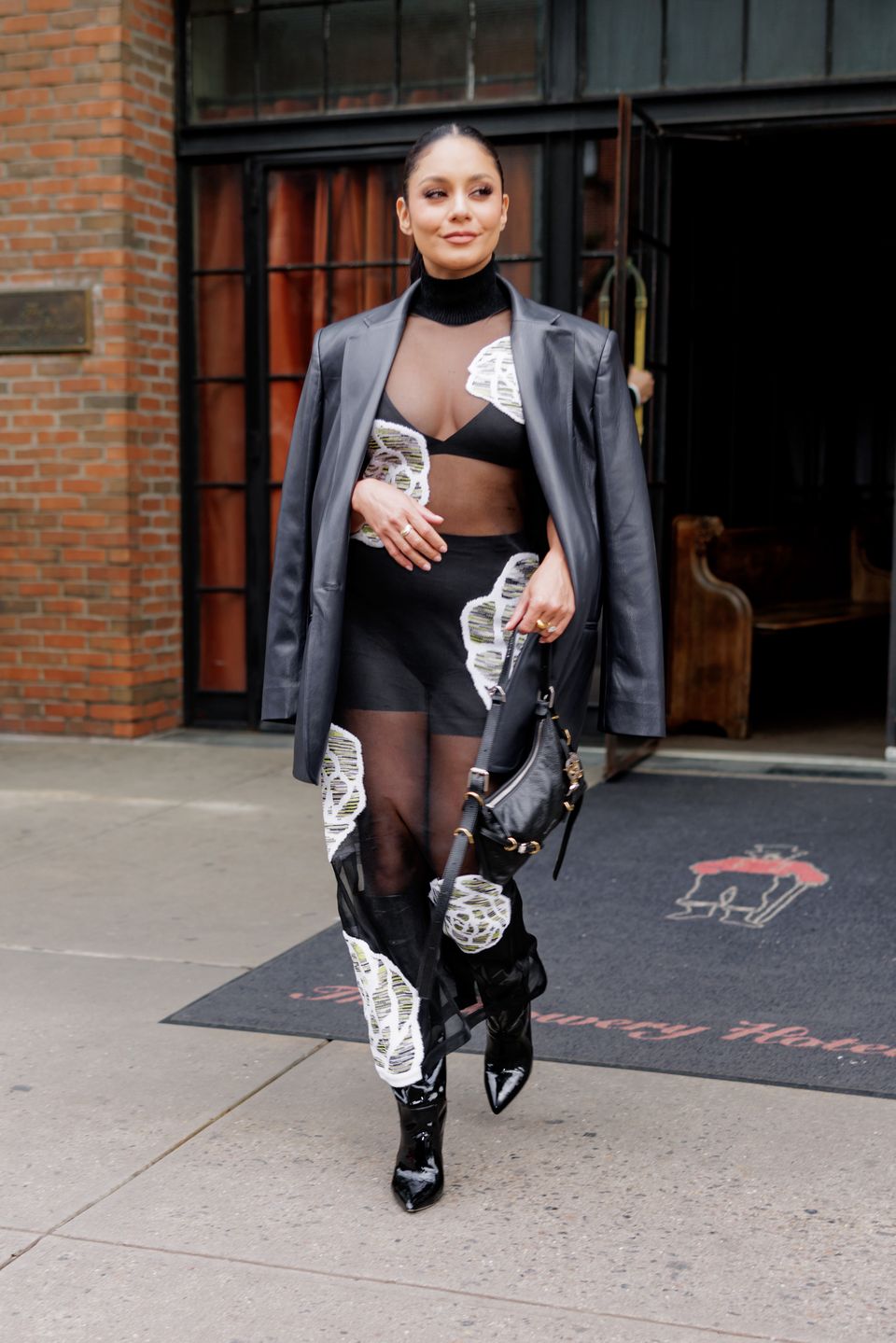 Vanessa Hudgens w nagiej sukience