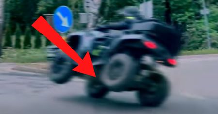 Sceny pod Warszawą. Pokazali nagranie. Tak jechał rondem