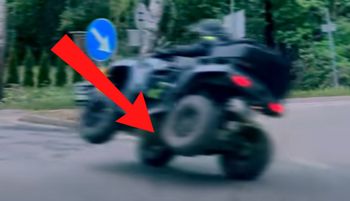 Sceny pod Warszawą. Pokazali nagranie. Tak jechał rondem