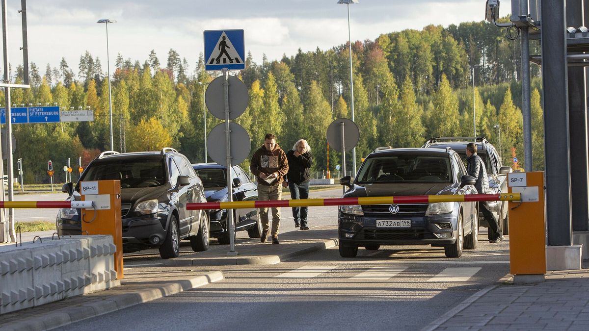 Po ogłoszeniu przez Władimira Putina częściowej mobilizacji w kraju, Rosjanom coraz trudniej wydostać się za granicę. Kolejki ustawiają się na przejściach granicznych z Finlandią. Na zdj. przejście graniczne w Lappeenranta