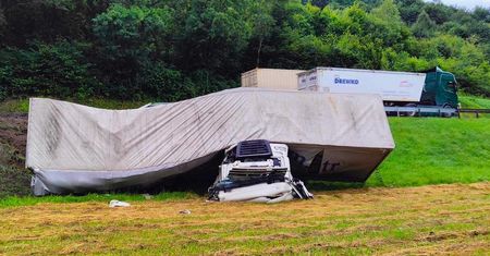 Naczepa ciężarówki przygniotła kabinę. Tragiczny wypadek na DK 19