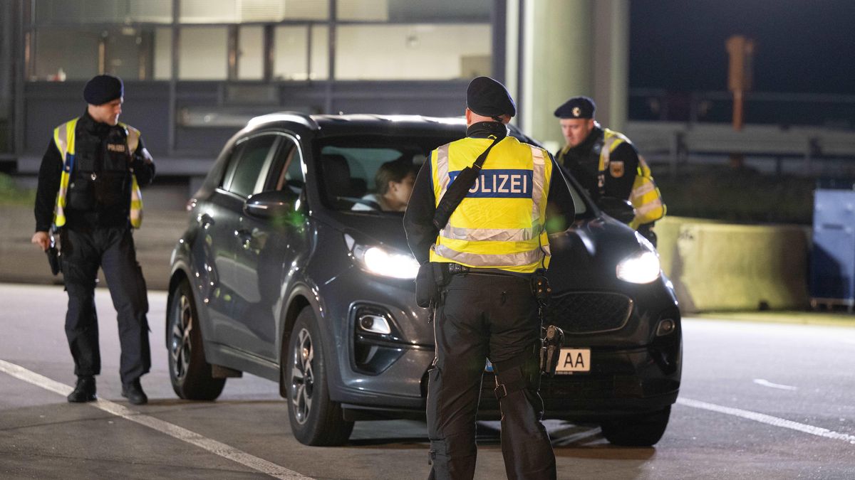 Federal police with stationary control at border with Czech Republic
16 October 2023, Saxony, Berggie�h�bel: Police officers stand in front of a passenger car during border controls at the "Am Heideholz" rest area on highway 17 near the German-Czech border. The decision of Federal Minister of the Interior Faeser (SPD) on Monday had temporarily introduced internal border controls. Faeser had announced that she had notified the EU Commission of stationary controls for the borders with Poland, the Czech Republic and Switzerland. Photo: Sebastian Kahnert/dpa 
Dostawca: PAP/DPA
Sebastian Kahnert
Federal Government, Refugees, Border controls, Border, Immigration, granica niemiecko-czeska, kontrola, kontrole, migracja, nielegalna, Niemcy, policja, Republika Czeska
