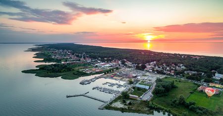 Nad morzem, ale bez tłoku i tysięcy turystów. Wystarczy wybrać się do Krynicy Morskiej, która oferuje aż 25 km plaż