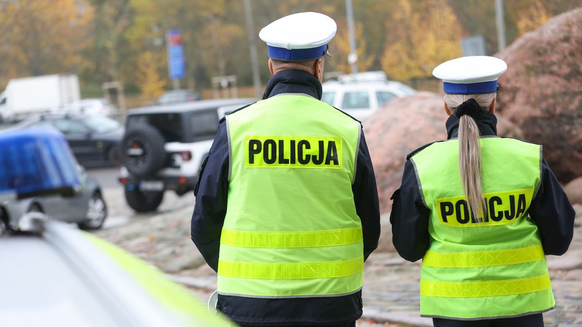 Warszawa, 30.10.2024. Patrol policji podczas konferencji prasowej Biura Ruchu Drogowego KGP, dot. bezpieczeństwa w czasie Wszystkich Świętych, 30 bm. przed Kościołem Świętej Katarzyny w Warszawie. (mr) PAP/Leszek Szymański