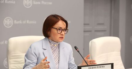 Bank centralny Rosji obniża stopy procentowe. Uważa, że sytuacja gospodarcza się stabilizuje