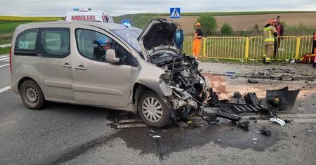 Zderzenie busa przewożącego dzieci z samochodem osobowym. Groźny wypadek na obwodnicy Ćmielowa