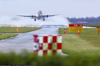 Dlaczego trzeba włączać tryb samolotowy? Pilot tłumaczy, czy urządzenia elektroniczne mogą być groźne dla lotu