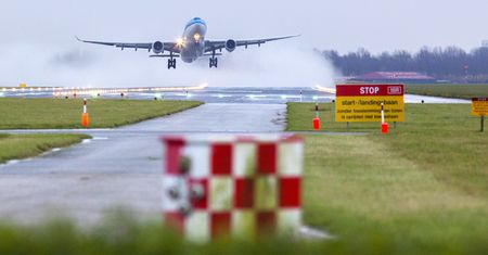 Dlaczego trzeba włączać tryb samolotowy? Pilot tłumaczy, czy urządzenia elektroniczne mogą być groźne dla lotu