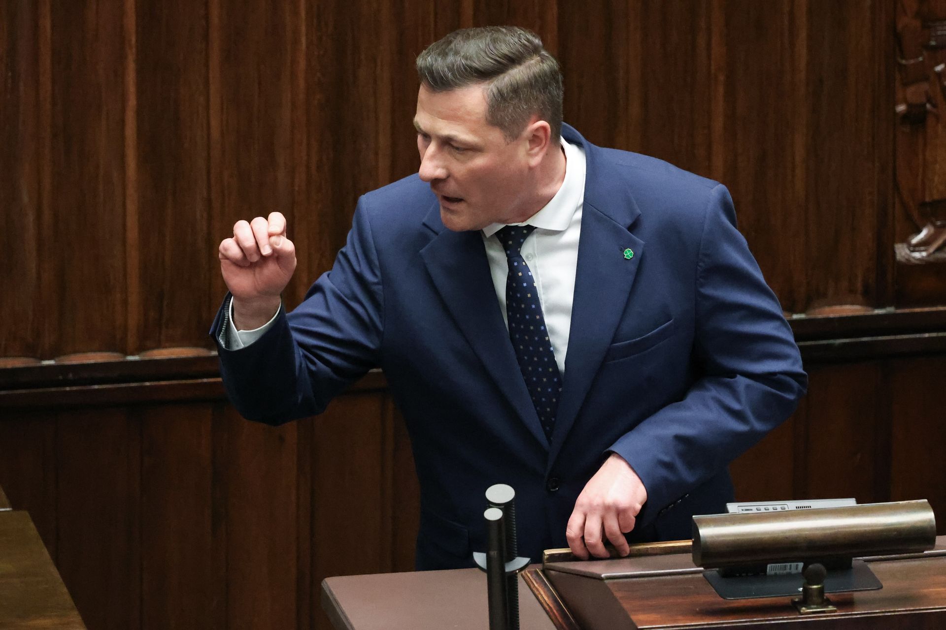 Poseł wydał krocie na wynajem auta. Tak się tłumaczy