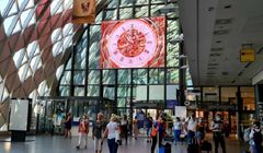 Ekrany digital OOH na dworcach w ofercie Polsat Media AdScreen