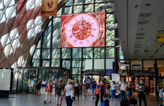 Ekrany digital OOH na dworcach w ofercie Polsat Media AdScreen